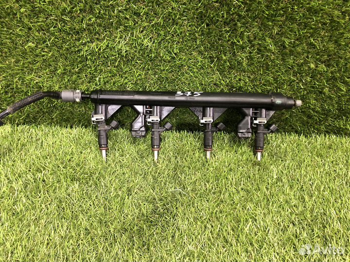 Топливная рампа с форсунками Peugeot 308