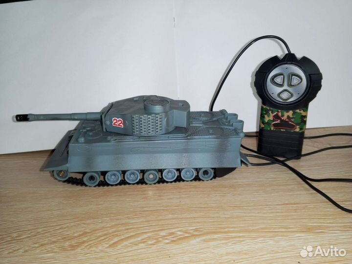 Игрушечный танк на батарейках