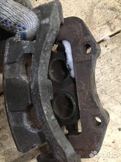 Суппорт тормозной передний Nissan X-trail 30