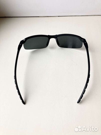 Солнцезащитные очки черные