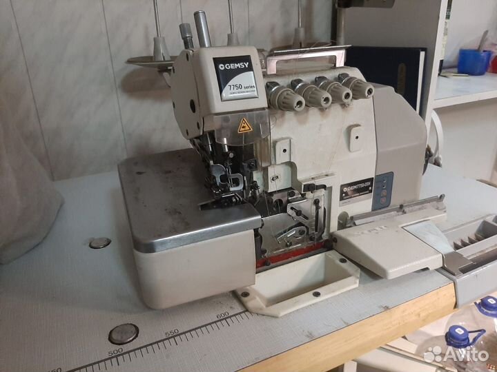 Швейная машинка оверлок gemsy бу/ за 3 Штуки