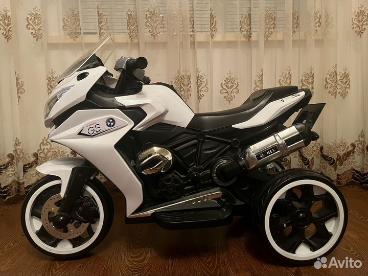 Игрушечная машина