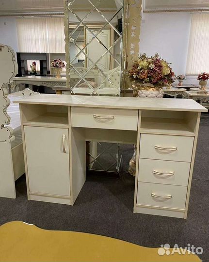 Столик для учёбы