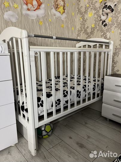 Детская кроватка с маятником белая