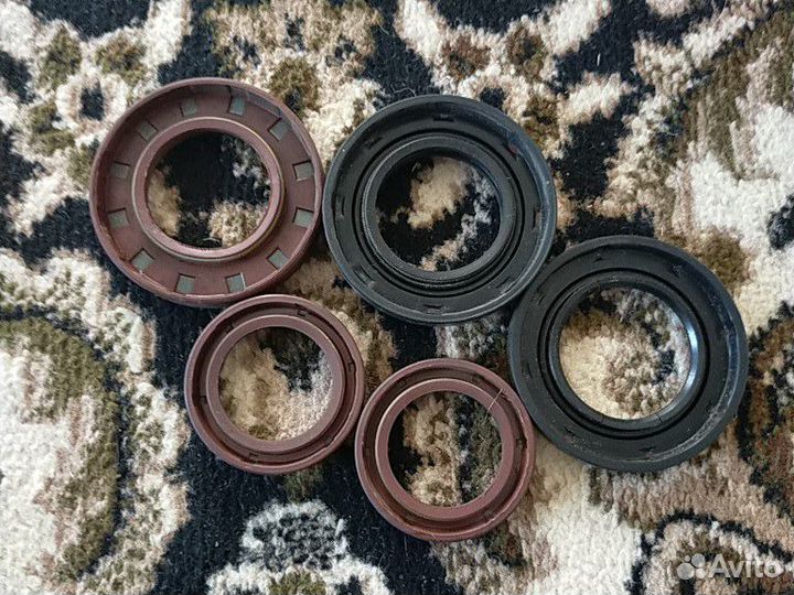Сальники (новые) на газ волгу 2410