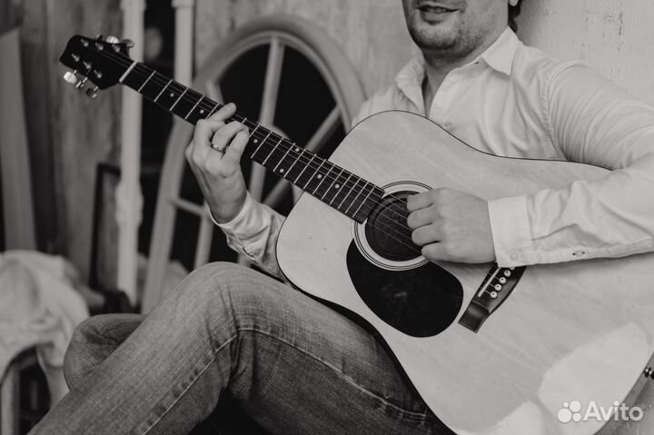 Музыкант гитарист, живая гитарная музыка на велком