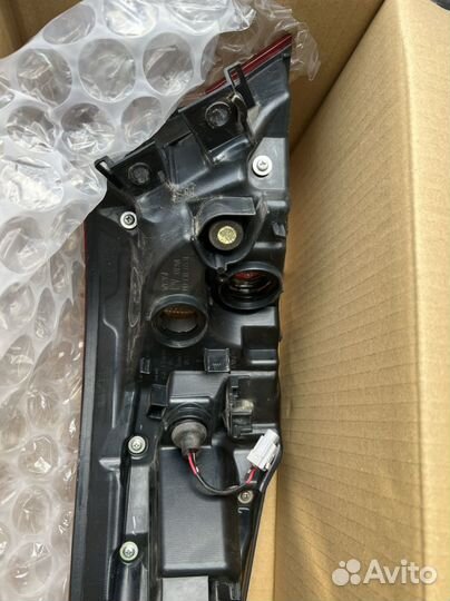 Оригинальный фонарь задний на toyota camry 70