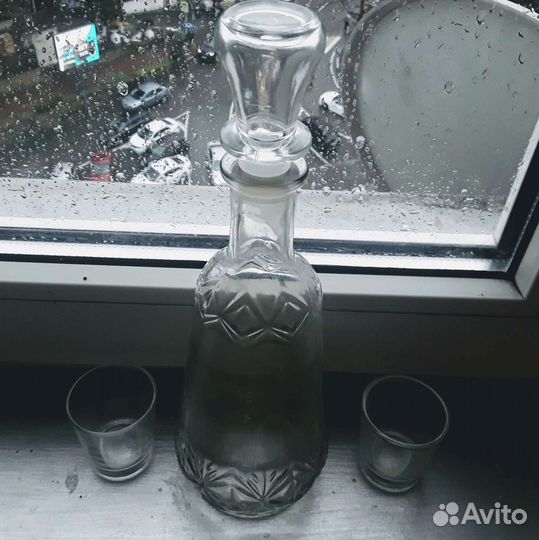 Стеклянные кружки, стопки, пепельница, графины