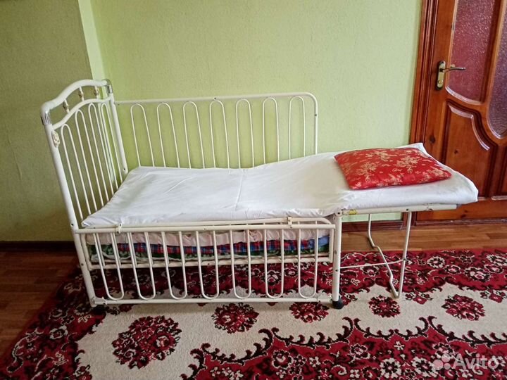 Детская кроватка с люлькой и матрасом