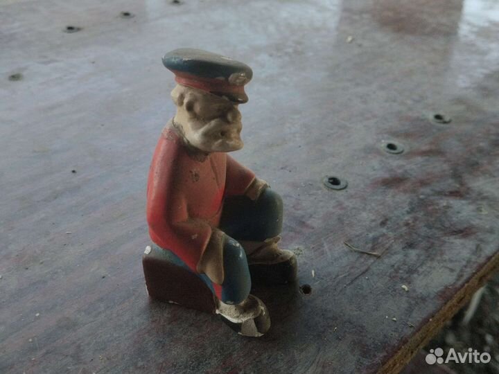 Настольная фигурка