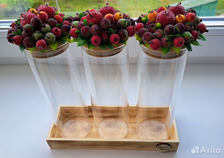 Банки стекло на деревянной подставке