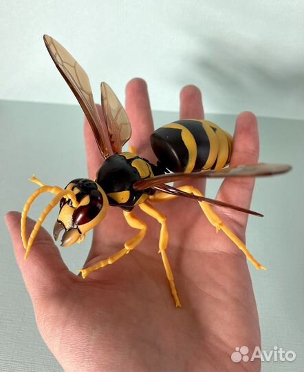 Фигурка Bandai пчела