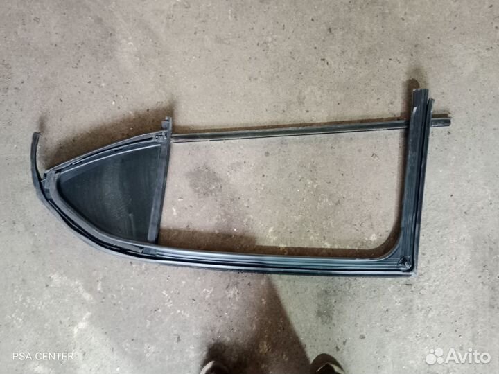 Стекло(уголок)задней правой двери Citroen C4 седан