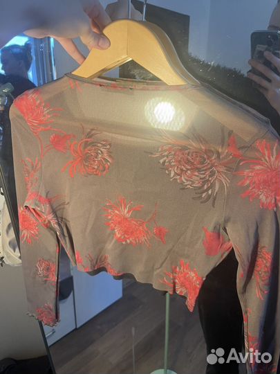 Короткий зеленый топ с ликорисами