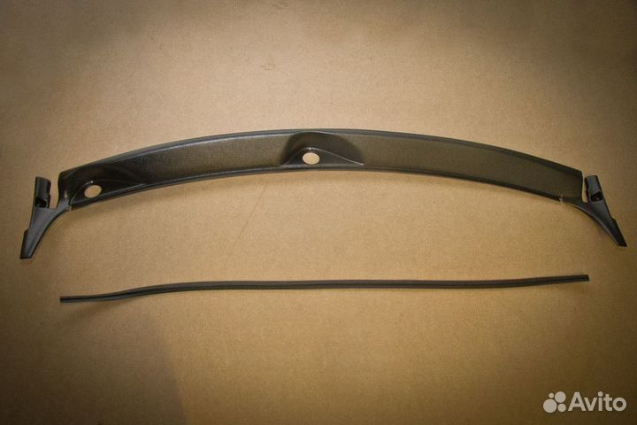 Накладка в проём стеклоочистителей - жабо цельное