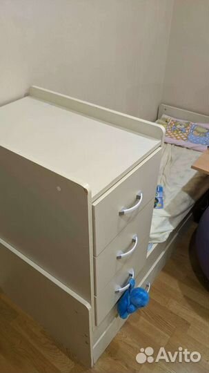 Детская кроватка с маятником