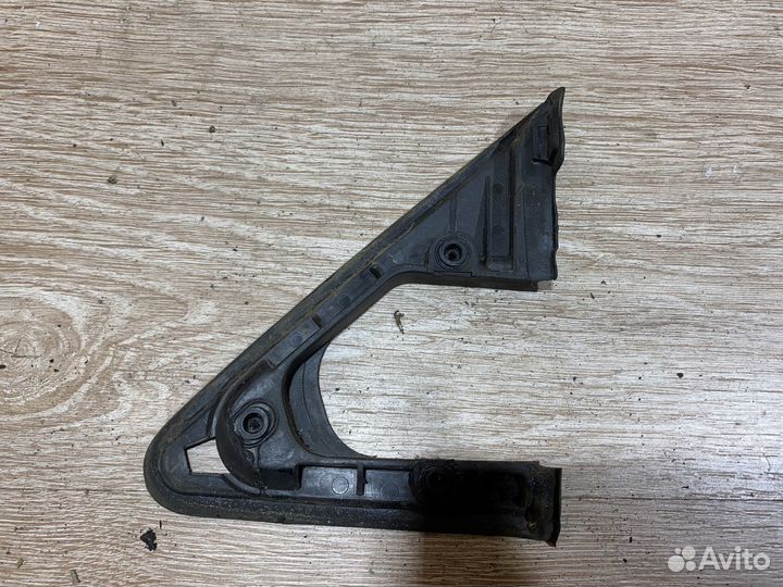 Кронштейн накладки правого зеркала New Beetle А4