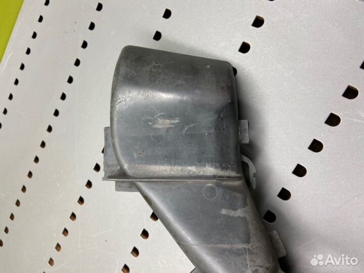 Заборник воздуха Mercedes-Benz S124 M102.982 1989