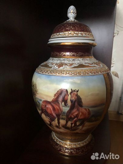 Круглая напольная ваза с живописью