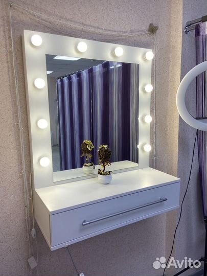 Гримерное зеркало с лампочками