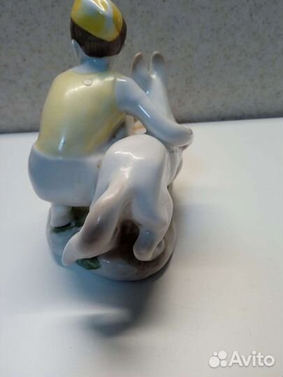 Фарфоровая статуэтка 
