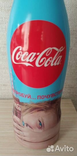 Бутылка и стаканы Кока-кола го