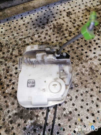 Замок двери задний левый Mitsubishi Outlander 3