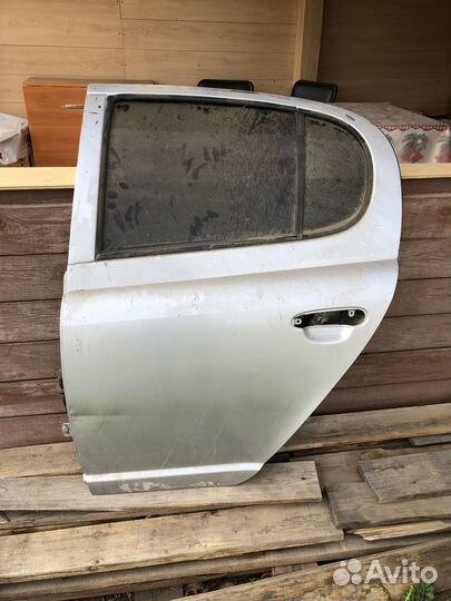 Задняя дверь toyota витц
