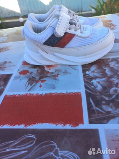 Кроссовки для девочки 29 размер б,у