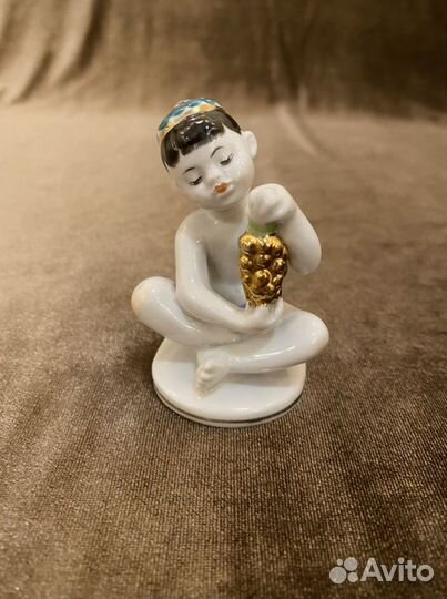 Мальчик с виноградом.лфз.Фарфор