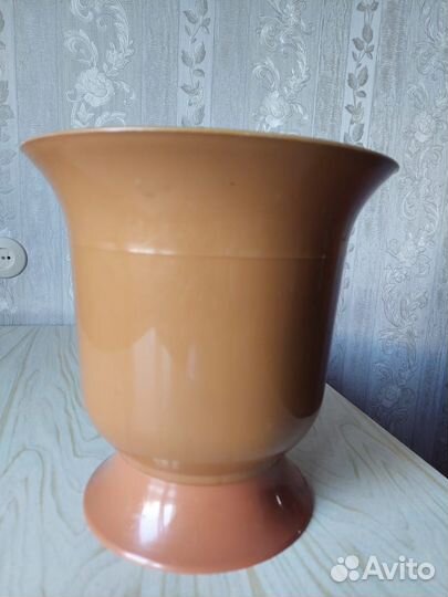 Большой цветочный горшок