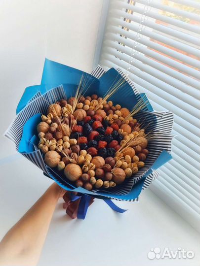 Букет из орехов и сухофруктов