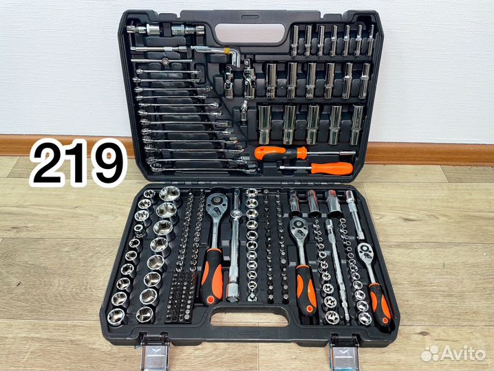 Набор инструментов для авто в чемодане кейсе