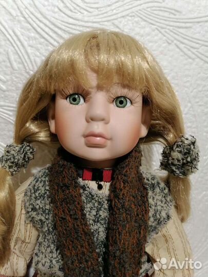 Кукла фарфоровая