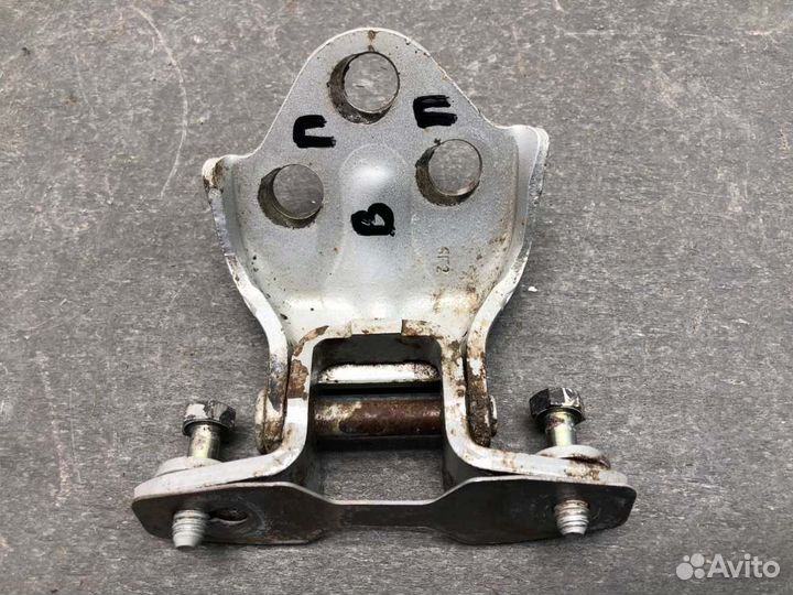 Петля верхняя передняя правая Mitsubishi Carisma