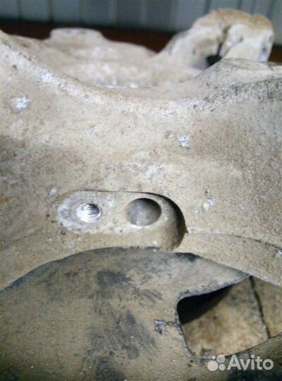 Кулак (цапфа) передний левый Opel Astra J 2010