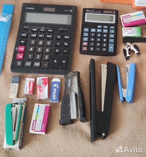Калькуляторы и степлеры