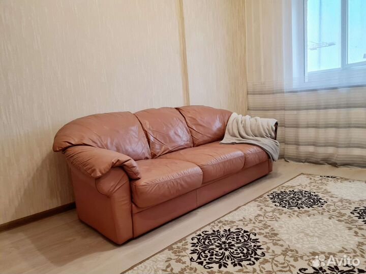 Кожаный диван