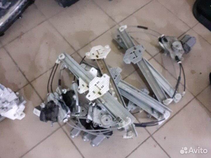 Стеклоподъемник задний правый Киа Рио 3