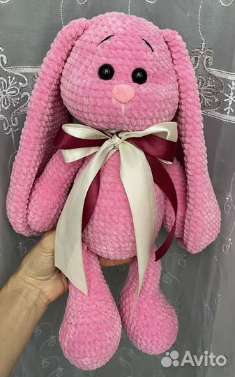 Плюшевый заяц вязаный