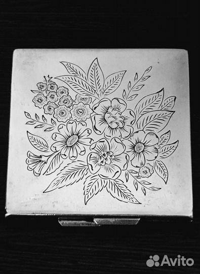 Антикварная серебряная пудреница