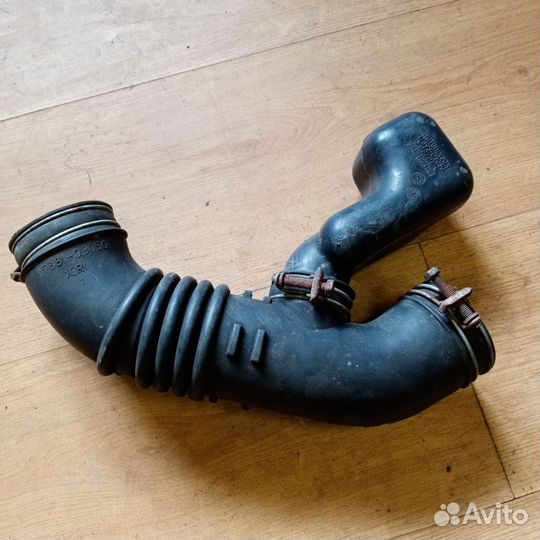 Патрубок воздушного фильтра Тойота Карина Е 2.0