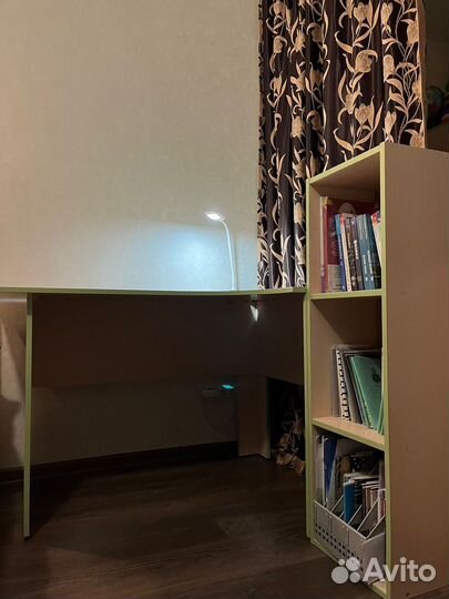 Угловой письменный стол с полками