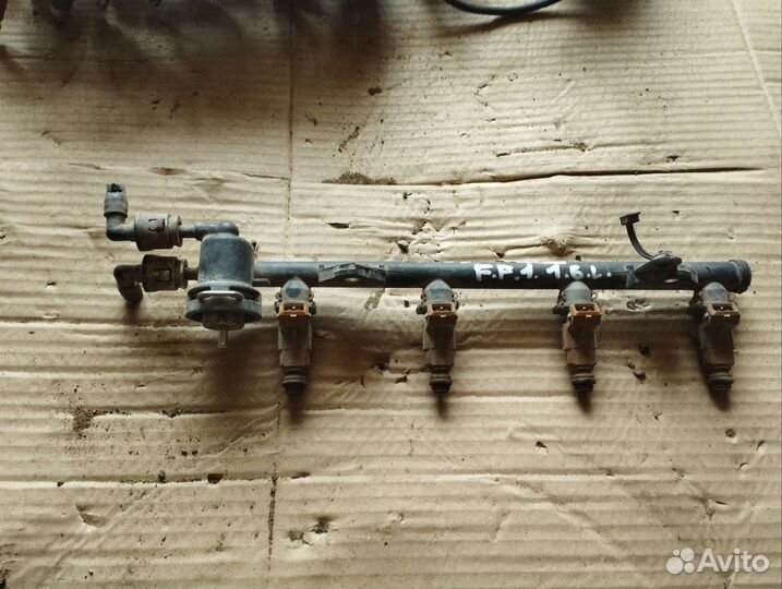 Топливная рампа с форсунками Ford Focus 1 1.6