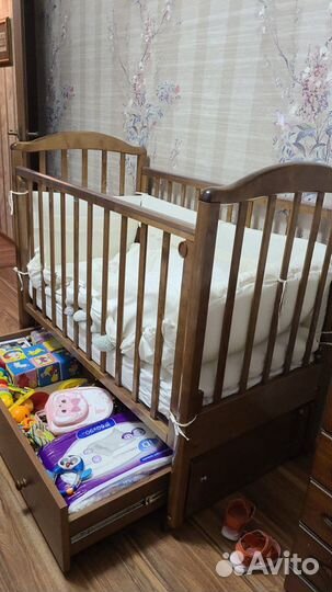 Детская кроватка с маятником