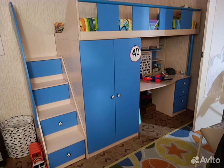 Детская кровать чердак со столом и шкафом