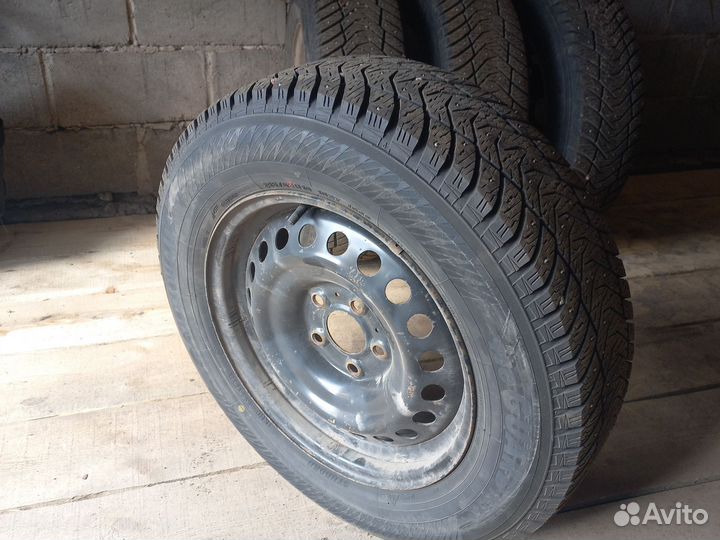 Yokohama IceGuard Stud IG65 215/65 R16 102T