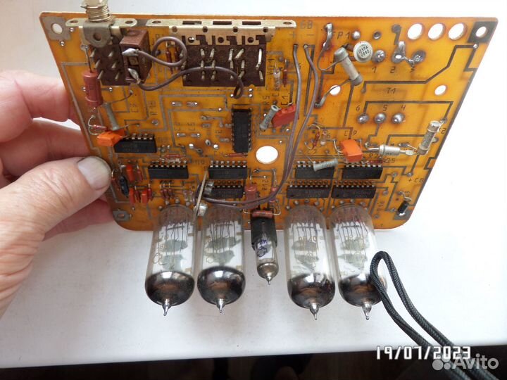 Печатная плата с деталями электронных часов