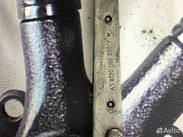 Петля капота правая Mercedes-Benz C-Class W203