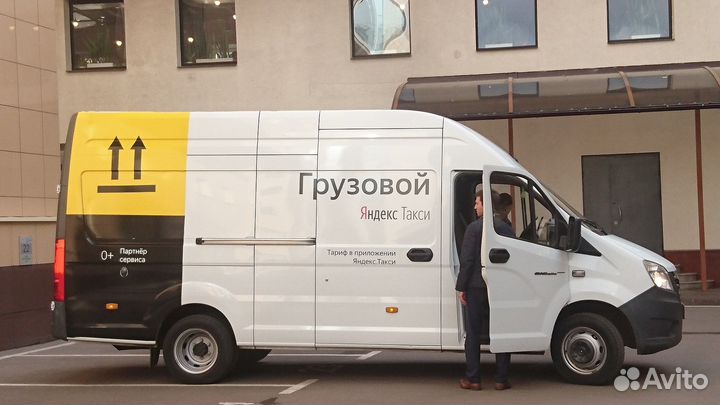 Водитель с грузовым авто